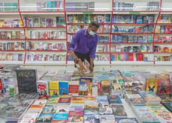 ABDUL Halim Hussain menyusun buku-buku yang dijual di kedainya, Kedai Buku Minerva di Jalan Tunku
Abdul Rahman, Kuala Lumpur.