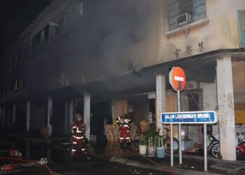 ANGGOTA bomba berjaya memadam kebakaran sebuah kedai cetak di Pudu, Kuala Lumpur pagi tadi. - FOTO/BOMBA KL