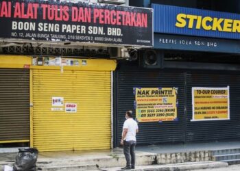 AKIBAT pelaksanaan PKP dan PKPD, para peniaga kedai percetakan di Seksyen 2, Shah Alam mengalami kerugian kira-kira RM10,000 sebulan. – FOTO/ZULFADHLI ZAKI