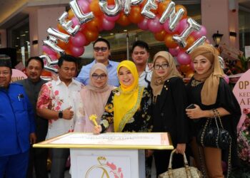 ENNY SUHAILIS SULEIMAN (tiga dari kanan) merasmikan Kedai Emas Armel di Bandar Baru Uda, Johor Bahru.