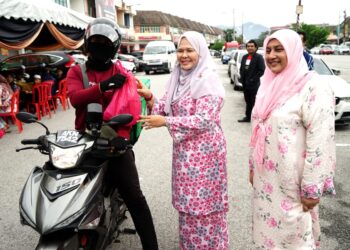 SALBIAH Mohamed (tengah) bersama Bibi Safura  Ghulam Hyder (kanan) menyampaikan sumbangan ayam segar pada program pemberian sumbangan dan pelancaran kumpulan kebajikan Sayang Safura di Ipoh hari ini. - UTUSAN/ZULFACHRI ZULKIFLI