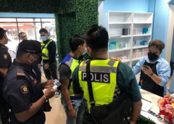 ANGGOTA polis dan penguat kuasa MBSJ ketika melakukan operasi bersepadu ke atas sebuah premis gunting rambut yang tular.