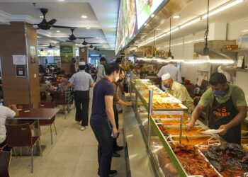 Restoran mamak di mana-mana dalam tempoh seminggu Aidilfitri mengalami kesesakan luar biasa kerana banyak restoran Melayu masih belum beroperasi. – MINGGUAN/SHIDDIEQIIN ZON