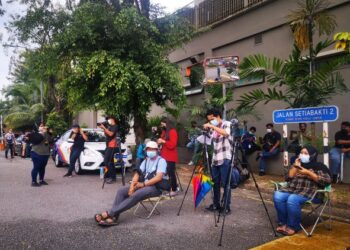 PARA pengamal media berkumpul di luar kediaman rasmi Perdana Menteri di Bukit Damansara, Kuala Lumpur. - FOTO/AFIQ RAZALI