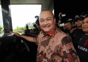 ALEX Noerdin antara didakwa melakukan penyelewengan dana melibatkan pembinaan Masjid Sriwijaya, Palembang. – AGENSI