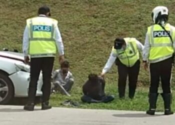 Polis EMPV Bukit Aman Zon Selatan menahan seorang lelaki yang memandu sebuah kereta secara berbahaya di Kilometer 223, Lebuh Raya Utara Selatan (arah Selatan), dekat Rembau, Negeri Sembilan.