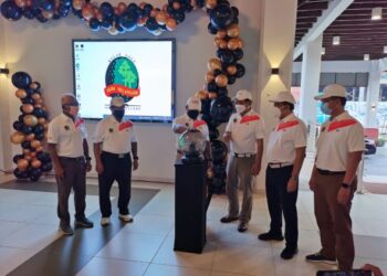 AMIRUDIN Shari ketika melancarkan perasmian SSGC wajah baharu baru-baru ini. 