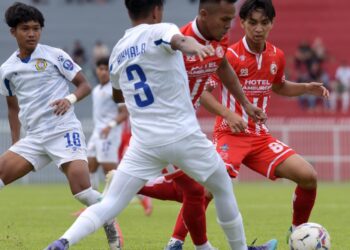 Pertahanan Kelantan FC Arip Amiruddin cuba melepasi kawalan dua pemain Skuad Projek FAM- MSN.- IHSAN Kelantan FC