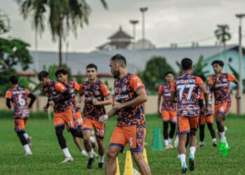 KELANTAN FC turun memburu tiga mata apabila menerima kunjungan Kuching City di Kota Bharu petang ini. - IHSAN TRW KELANTAN FC