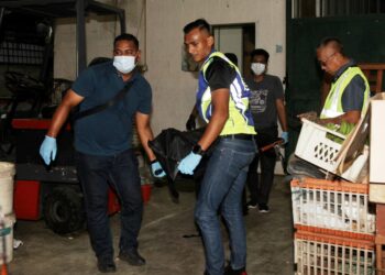 ANGGOTA polis mengangkat mayat pekerja kilang warga Nepal yang ditemukan mati dengan kesan kelar di sebuah premis di Kawasan Perindustrian Kinta Jaya di Ipoh semalam. - UTUSAN/ MUHAMAD NAZREEN SYAH MUSTHAFA