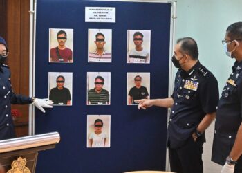 ABDUL MAJID Mohd. Ali (tengah) menunjukkan wajah suspek dalam sidang akhbar di IPK Melaka, Bukit Beruang, hari ini. - UTUSAN/DIYANATUL ATIQAH ZAKARYA