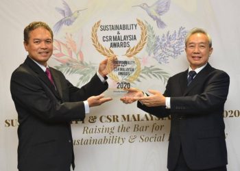 LEE Seng Chee menyampaikan Anugerah Tanggungjawab Sosial Korporat dan Laporan Kelestarian Terbaik  kepada Nadza Abdul di Kuala Lumpur, baru-baru ini.