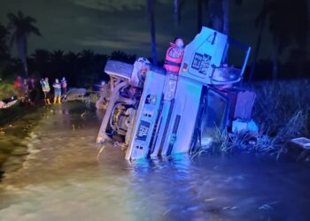 KEADAAN lori mangsa yang terbabas di sebuah parit di Jalan Harmoni 1, Ijok, Kuala Selangor, malam tadi.