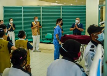 MAYAT mangsa tanah runtuh Batang Kali-Genting Highlands dibawa keluar dari Jabatan Forensik Hospital Sungai Buloh oleh van jenazah untuk persemadian.