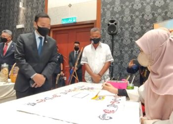 TENUNAN batik oleh peserta OKU, Nurin Alya Halid antara yang dipamerkan di Showcase Produk Usaha Kasih Negeri Johor di Bangunan Dato' Jaafar Muhammad, Kota Iskandar, Johor.