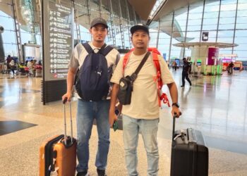 AZHAR (kanan) dan Mohamad Ismail berlepas ke Kathmandu malam ini bagi mengikut perkembangan terkini SAR Muhammad Hawari.