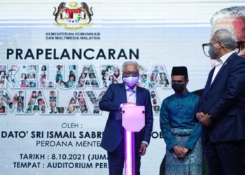 Ismail Sabri Yaakob melakukan gimik pelancaran sambil diperhatikan oleh Menteri Komunikasi dan Multimedia, Tan Sri Annuar Musa (kanan) sempena Pra Pelancaran ‘Keluarga Malaysia’ yang berlansung di Auditorium Perdana, Angkasapuri hari ini. - UTUSAN/MUHAMAD IQBAL ROSLI