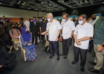 Ismail Sabri Yaakob berbual bersama orang ramai di Karnival Kerjaya PERKESO pada Program 100 Hari Aspirasi #KeluargaMalaysia di Pusat Konvensyen Kuala Lumpur, di sini hari ini. -UTUSAN/SHIDDIEQIIN ZON