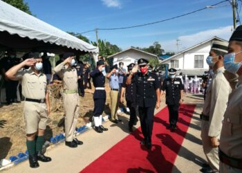 MOHAMAD Mat Yusop disambut anggota berpakaian polis zaman dahulu ketika tiba pada Majlis Peringatan 100 Tahun Pondok Polis Pengkalan Kempas, Linggi, Port Dickson, Negeri Sembilan.