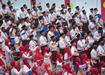 UMNO kini dikatakan berpecah kepada dua kem yang mempunyai perbezaan dari segi kepentingan.