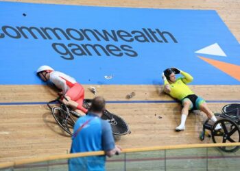 KEADAAN Joe Truman yang terbabit dalam kemalangan ngeri selepas berlanggar dengan Matt Glaetzer (kanan) pada perlumbaan keirin Sukan Komanwel 2022 di Velodrom Lea Valley Velopark, London semalam. 
– IHSAN MEDIA SOSIAL