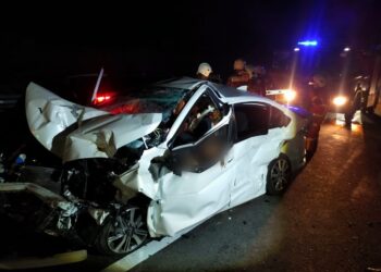 KEADAAN kereta jenis Honda yang remuk dalam kemalangan jalan raya membabitkan tiga buah di kenderaan Kilometer 41, Lebuhraya Kuala Lumpur - Karak (menghala ke Timur) di Bentong, Pahang.  - IHSAN IPD BENTONG
