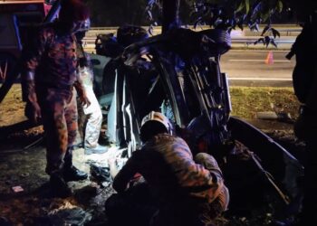ANGGOTA bomba k cuba mengeluarkan seorang daripada empat mangsa yang terlibat dalam kemalangan kereta di Lebuhraya Utara Selatan dekat Putra Heights, Subang Jaya, Selangor.