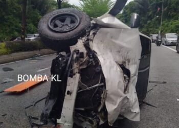 KEADAAN kenderaan yang mengorbankan empat sekeluarga dalam kemalangan di di Lebuhraya Sultan Iskandar, Petaling Jaya, hari ini. - FOTO/IHSAN BOMBA KL