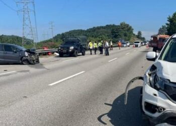 SEORANG lelaki maut dalam kemalangan melibatan tiga kenderaan di Kilometer 244.7 Lebuh Raya PLUS arah Selatan di Seremban pagi ini. - IHSAN POLIS
