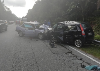 KEADAAN dua kereta yang remuk setelah bertembung di Kilometer 60, Jalan Ipoh-Kuala Lumpur dekat Bidor semalam. - UTUSAN/IHSAN PDRM