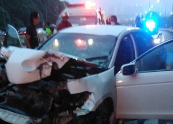 KEADAAN kereta yang terlanggar belakang lori yang mengakibatkan wanita maut dan enam cedera  berhampiran Jejantas Sungai Buloh di Lebuh Raya PLUS pagi tadi.