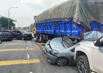 SEBAHAGIAN daripada lapan kenderaan yang terlibat dalam kemalangan di Jalan Rawang Mutiara, Rawang semalam akibat brek lori gagal berfungsi.