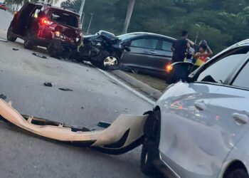 KEADAAN kenderaan terbabit kemalangan selepas mengelak dan melanggar seekor babi berhampiran pusat beli-belah Alamanda, Putrajaya.