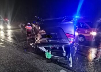 KEADAAN kereta yang terlibat kemalangan di Kilometer 357, Lebuh Raya Utara-Selatan arah selatan dekat Tanjung Malim semalam. - IHSAN JBPM PERAK