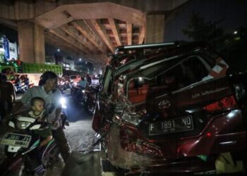 PENGGUNA jalan raya melihat kenderaan yang mengalami kerosakan akibat kemalangan maut di Jalan Transyogi, Cibubur, Bekasi, Jawa Barat.-ANTARA