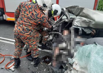 ANGGOTA  bomba dan penyelamat mengeluarkan mangsa yang tersepit dalam kereta Proton Wira selepas terlibat dalam kemalangan dengan sebuah van berhampiran Kampung Sungai Sayong, Kluang, Johor.