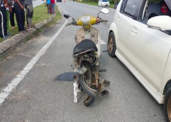 KEADAAN motosikal yang ditunggangi Nordin@Wan Ghazali Wan Ismail selepas dilanggar kereta di Kilometer 21, Jalan Kuala Terengganu - Kuala Berang, Marang, petang tadi.
