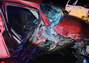 KEADAAN kereta yang dinaiki seorang pesara remuk selepas terlibat dalam kemalangan di Kilometer 66, Jalan Gua Musang- Kuala Krai berhampiran Sungai Lakit di Gua Musang, Kelantan, semalam. – IHSAN PDRM