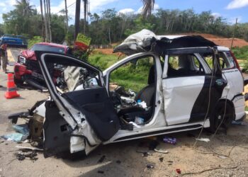 KEADAAN dua daripada lima buah kenderaan yang terlibat dalam kemalangan di Kampung Selamat, Sungai Tong, Setiu, petang tadi. - UTUSAN/TENGKU DANISH BAHRI TENGKU YUSOFF