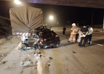KEMALANGAN membabitkan Perodua Myvi dan sebuah lori treler hingga mengakibatkan dua mangsa meninggal dunia di KM 126 Lebuhraya Pantai Timur (LPT) menghala ke Kuantan di Temerloh, Pahang. - FOTO IHSAN JBPM PAHANG