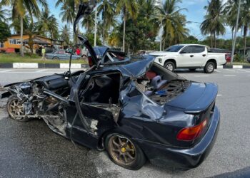 KEADAAN kereta Honda Civic dinaiki mangsa yang remuk setelah terbabas dan melanggar pembahagi jalan serta tiang lampu di Kilometer 54, Jalan Kuala Terengganu-Kuantan dekat Kampung Jambu Bongkok, Marang, hari ini.