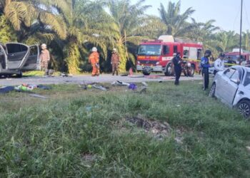 KEADAAN dua buah kereta Proton Persona yang terlibat dalam kemalangan maut di Kilometer 153, Jalan Jerangau-Jabor, berhampiran Pusat Latihan Khidmat Negara, Cheneh, Kemaman, petang tadi. 