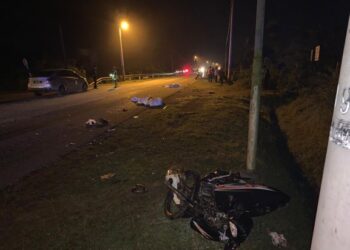 KEADAAN motosikal yang bertembung dalam kemalangan di Kilometer 4, Jalan Chini-Kuantan dekat Pekan, Pahang.