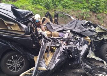 KENDERAAN MPV yang dinaiki empat sekeluarga remuk teruk selepas bertembung dengan sebuah pikap yang hilang kawalan di Lebuhraya Sultan Iskandar, Petaling Jaya, Selangor, hari ini. - FOTO/IHSAN BOMBA KL