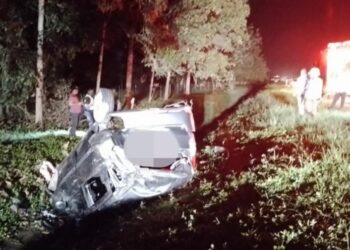 PERODUA Alza dinaiki lapan sekeluaga terbabas dan terbalik ke bahu jalan di Kilometer 161.1, Lebuhraya Utara-Selatan, dekat Tangkak, Johor, malam tadi. - IHSAN BOMBA