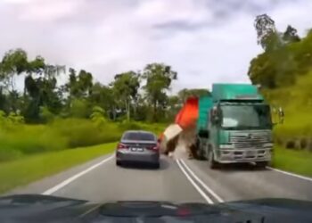 TANGKAP layar kemalangan yang berpunca daripada muatan siling putih sebuah treler terjatuh ketika melalui selekoh dan menimpa sebuah kenderaan di Kilometer 69 JRTB Gerik-Jeli di Gerik baru-baru ini. - UTUSAN/MEDIA SOSIAL