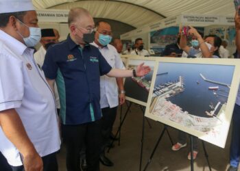 WEE Ka Siong (dua dari kiri) melihat cadangan pelan pembangunan Pelabuhan Kemaman di Kemaman, Terengganu. - UTUSAN/PUQTRA HAIRRY ROSLI