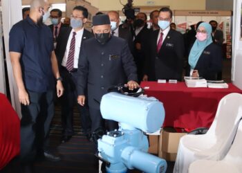TUAN Ibrahim Tuan Man (depan) melawat tapak pameran pada  Persidangan Pengurus Kanan dan Jurutera Daerah Ke-30 JPS di Ipoh, Perak, hari ini. - UTUSAN/MUHAMAD NAZREEN SYAH MUSTHAFA