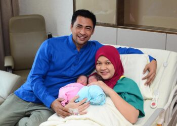 DR. Sheikh Muszaphar Shukor Sheikh Mustapha dan Dr. Halina Mohd. Yunos bersama bayi kembar mereka di Sunway Medical Centre, Kuala Lumpur, semalam. – GAMBAR NEWBORN.HEARTSHOTFOCUS