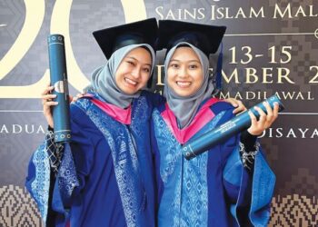 NUR Najwa Zulkflee (kanan) dan Nur Nabila berjaya ketika ditemui pada Majlis Konvokesyen Ke-20 USIM di Dewan Tuanku Canselor, USIM, Nilai, Seremban hari ini.-UTUSAN/ZAKKINA WATI AHMAD TARMIZI